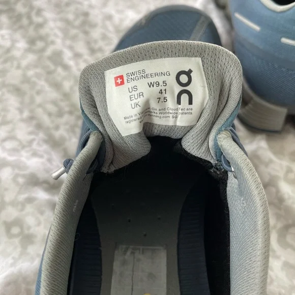 ON cloud shoes - Picture 1 of 4